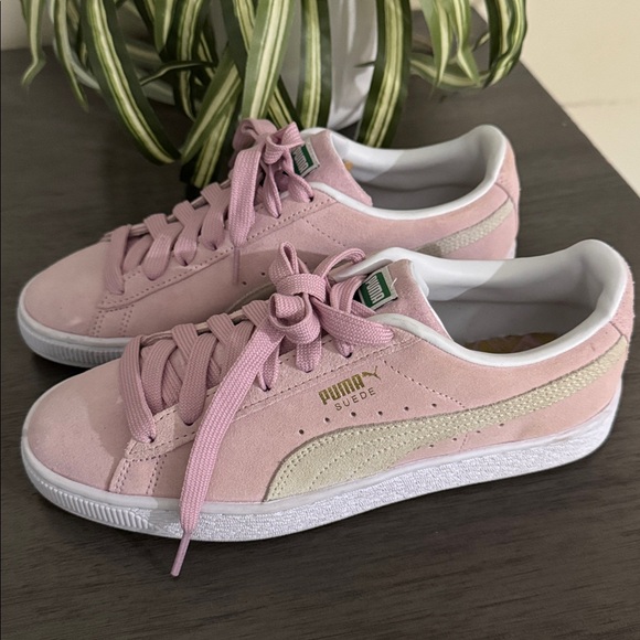 Puma Soft Pink Suede Sneakers Classic Trainer
Size: Men 6.5/ Women 8/ 24.5cm - Picture 1 of 11